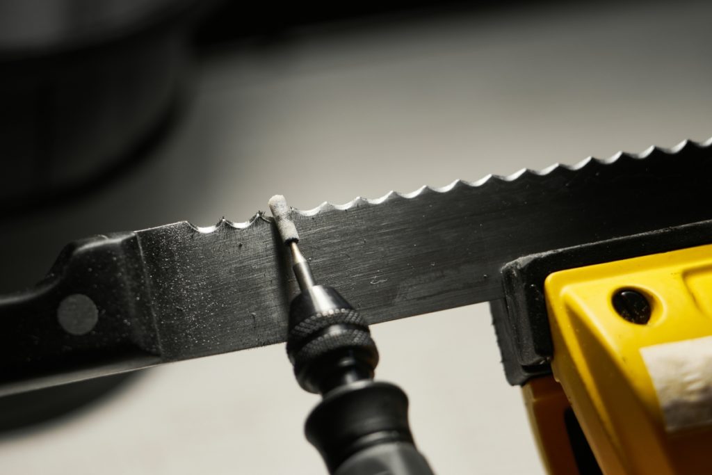How To Sharpen A Serrated Knife With An Electric Sharpener