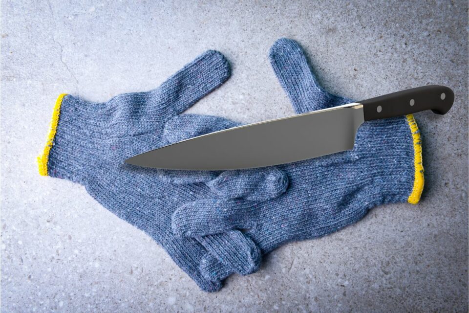 Best Kitchen Cutting Gloves1 960x640 