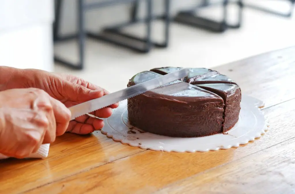 Can You Use a Bread Knife to Cut Cake?