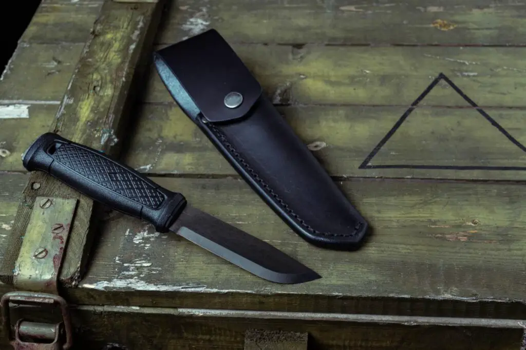 Are Fixed Blades Better Than Folding Knives?